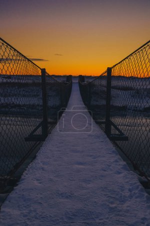 Téléchargez les photos : Pont au coucher du soleil vue de fond - en image libre de droit