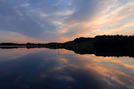 Téléchargez les photos : Coucher de soleil réfléchi sur le lac - en image libre de droit