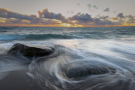 Téléchargez les photos : Coucher de soleil sur la mer sur fond de nature - en image libre de droit
