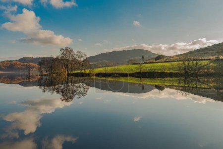 Téléchargez les photos : Paysage d'automne sur le lac avec réflexion dans l'eau - en image libre de droit