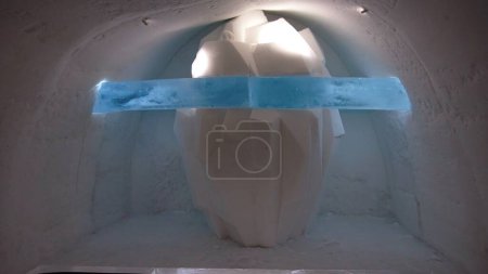 Téléchargez les photos : Jukkasjarvi, Suède, 27 février 2020. une des sculptures de l'hôtel de glace
. - en image libre de droit