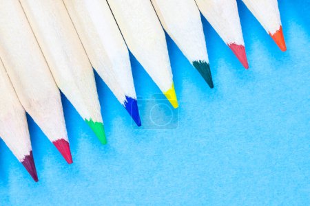 Téléchargez les photos : Crayons sur fond coloré - en image libre de droit