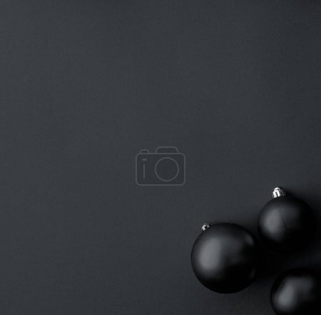 Foto de Bola de Navidad sobre fondo plano negro, fondo de tarjeta de vacaciones de invierno de lujo - Imagen libre de derechos