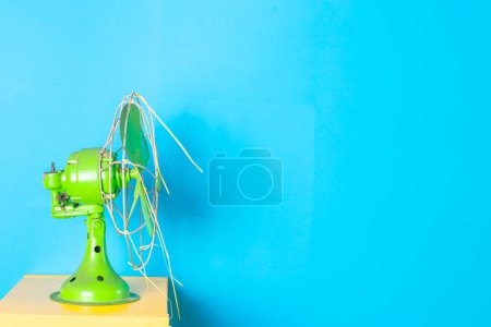 Foto de Ventilador antiguo de color verde con fondo azul - Imagen libre de derechos