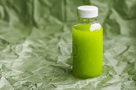 Foto de Jugo verde fresco en botella y embalaje de plástico reciclable ecológico, bebida saludable y productos alimenticios - Imagen libre de derechos