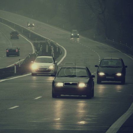 Foto de Mal tiempo de conducción - nebuloso camino de campo nebuloso. Autopista - tráfico por carretera. Tiempo de invierno. - Imagen libre de derechos