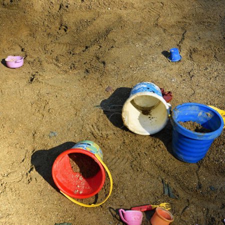 Téléchargez les photos : Tartes de boue dans le bac à sable - en image libre de droit