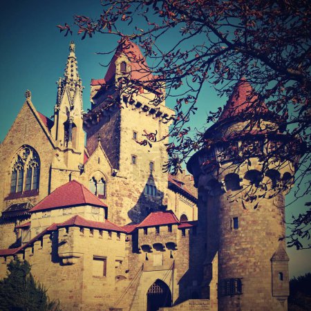 Foto de Hermoso castillo medieval de Kreuzenstein en Leobendorf pueblo. Cerca de Viena, Austria - Europa. Día de otoño. - Imagen libre de derechos