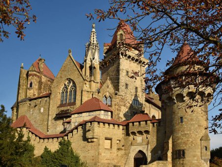 Foto de Hermoso castillo medieval de Kreuzenstein en Leobendorf pueblo. Cerca de Viena, Austria - Europa. Día de otoño. - Imagen libre de derechos