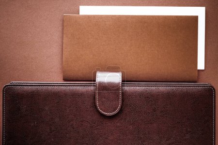 Foto de Vintage business briefcase on the office table desk, flatlay background - Imagen libre de derechos