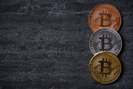 Téléchargez les photos : Bitcoin. Top vue entreprise concept crypto-monnaie sur fond de tableau en ardoise sombre. - en image libre de droit