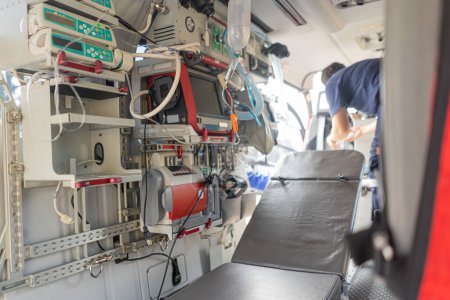 Foto de Un dispositivo médico instalado dentro de un helicóptero médico. Utilizado para evacuación de emergencia - Imagen libre de derechos