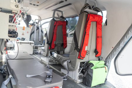 Téléchargez les photos : Un dispositif médical installé à l'intérieur d'un hélicoptère médical. Utilisé pour l'évacuation d'urgence - en image libre de droit