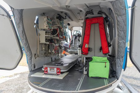 Foto de Un dispositivo médico instalado dentro de un helicóptero médico. Utilizado para evacuación de emergencia - Imagen libre de derechos