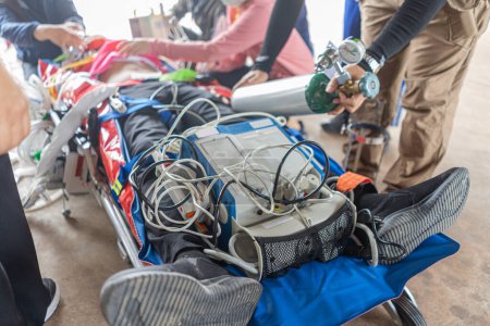 Foto de Formación del personal de enfermería en el uso del detector de ondas cardiacas en un accidente de emergencia - Imagen libre de derechos