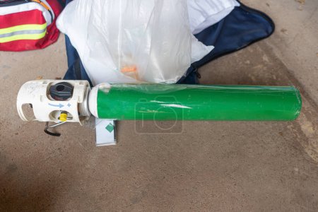 Foto de El cilindro de oxígeno para uso médico se coloca en el suelo. Durante la práctica de enfermería de emergencia - Imagen libre de derechos