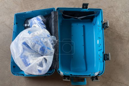 Téléchargez les photos : Boîte en plastique bleue Utilisée pour transporter des articles médicaux. - en image libre de droit