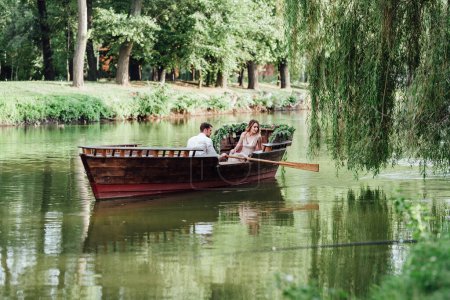 Téléchargez les photos : Une excursion en bateau pour un mec et une fille le long des canaux et des baies de la rivière - en image libre de droit