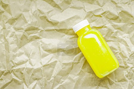 Téléchargez les photos : Jus de citron ou de lime frais dans une bouteille et un emballage en plastique recyclable respectueux de l'environnement, boissons saines et produits alimentaires - en image libre de droit