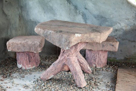 Téléchargez les photos : Petite table et chaises en pierre - en image libre de droit