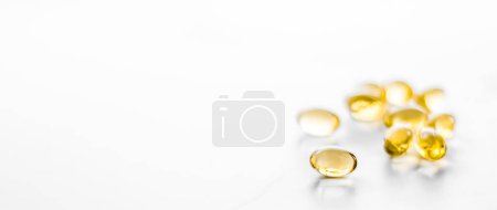 Foto de Vitamina D y oro píldoras Omega 3 para una dieta saludable nutrición, cápsulas de suplementos alimenticios de aceite de pescado, atención médica y medicina como fondo de farmacia - Imagen libre de derechos