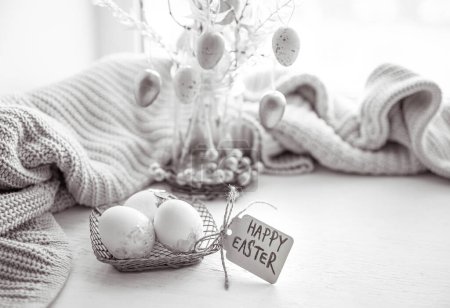 Téléchargez les photos : Composition festive de Pâques avec des œufs et l'inscription Joyeuse Pâques. - en image libre de droit