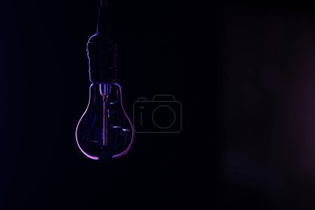 Téléchargez les photos : Silhouette d'une lampe non lumineuse dans l'obscurité. - en image libre de droit
