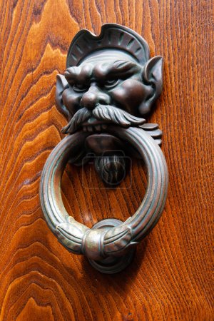 Foto de Manija de puerta de madera con cabeza - Imagen libre de derechos
