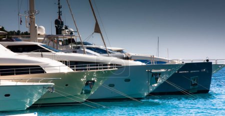 Téléchargez les photos : Yachts de luxe amarrés dans la marina et la mer - en image libre de droit