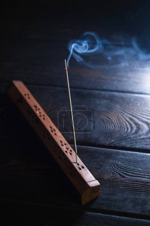 Foto de Varita mágica con vela encendida sobre mesa de madera - Imagen libre de derechos