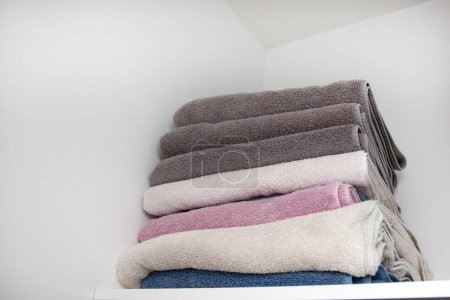 Téléchargez les photos : Pile de serviettes propres dans une salle de bain - en image libre de droit