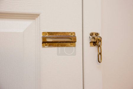 Foto de Un primer plano de una manija de puerta de madera en la pared blanca - Imagen libre de derechos