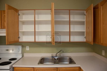 Téléchargez les photos : Intérieur de la cuisine dans une nouvelle maison - en image libre de droit