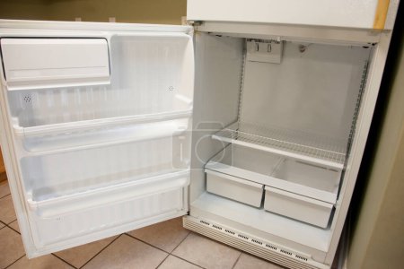 Téléchargez les photos : Réfrigérateur vide avec réfrigérateur blanc - en image libre de droit