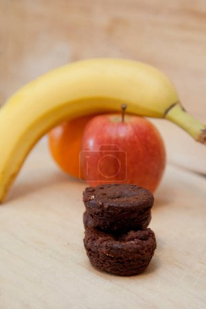 Foto de Galletas de plátano y chocolate con naranja, manzana - Imagen libre de derechos