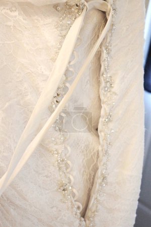 Téléchargez les photos : Dos d'une robe de mariée avec ficelle et éclat - en image libre de droit