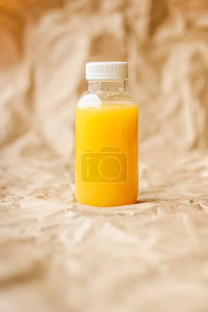 Téléchargez les photos : Jus d'orange frais en bouteille et emballage en plastique recyclable respectueux de l'environnement, boisson saine - en image libre de droit