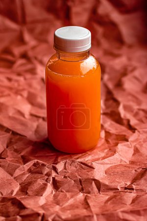 Téléchargez les photos : Fresh grapefruit juice in eco-friendly recyclable plastic bottle and packaging, healthy drink and food product - en image libre de droit