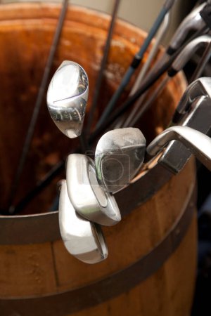 Téléchargez les photos : Clubs de golf dans un tonneau, s'accrocher - en image libre de droit