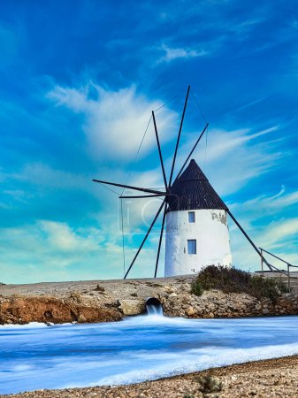 Téléchargez les photos : Moulin à vent sur le rivage rocheux - en image libre de droit