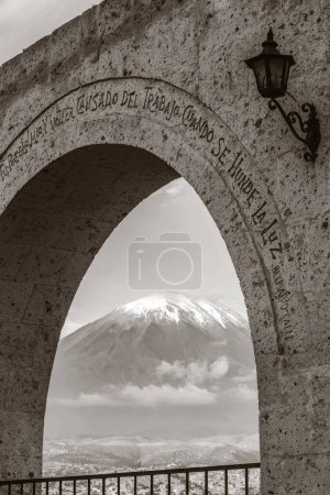 Téléchargez les photos : Vue monochromatique du volcan Misti à Arequipa Pérou encadré par une arche sur la place Yanahuara - en image libre de droit