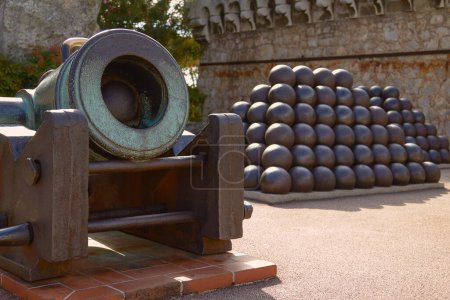 Téléchargez les photos : "Pyramides de boulets de canon et de canon près du Palais Prince à Monaco
" - en image libre de droit