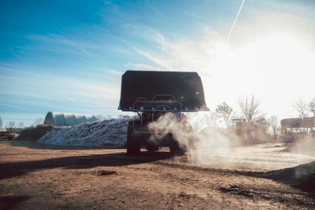 Téléchargez les photos : Bulldozer mettant de la biomasse sur pieux pour le compostage - en image libre de droit