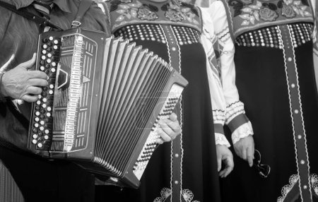 Foto de "Un hombre toca un instrumento musical folclórico
" - Imagen libre de derechos