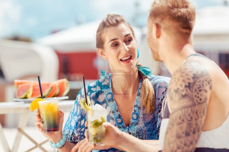 Téléchargez les photos : Jeune couple dégustant des cocktails - en image libre de droit