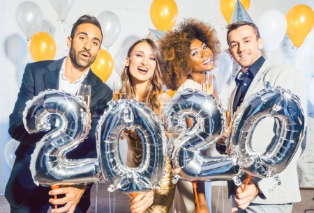 Téléchargez les photos : Party people femmes et hommes célébrant le nouvel an veille 2020 - en image libre de droit