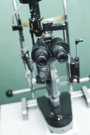 Foto de Equipo médico optometrista utilizado para exámenes oculares - Imagen libre de derechos