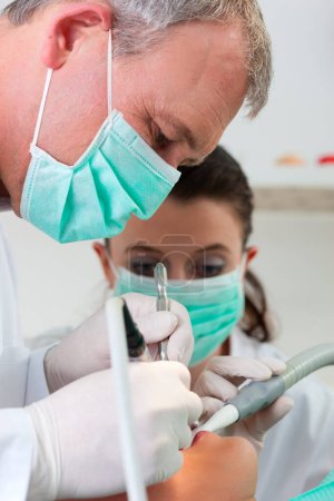 Téléchargez les photos : "Patient avec dentiste - traitement dentaire
" - en image libre de droit