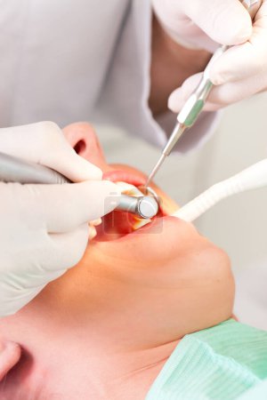 Foto de "Paciente con dentista - tratamiento dental
" - Imagen libre de derechos