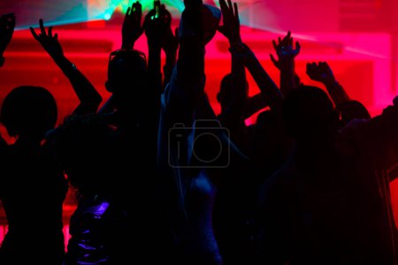 Téléchargez les photos : Les gens dansent en club avec laser - en image libre de droit